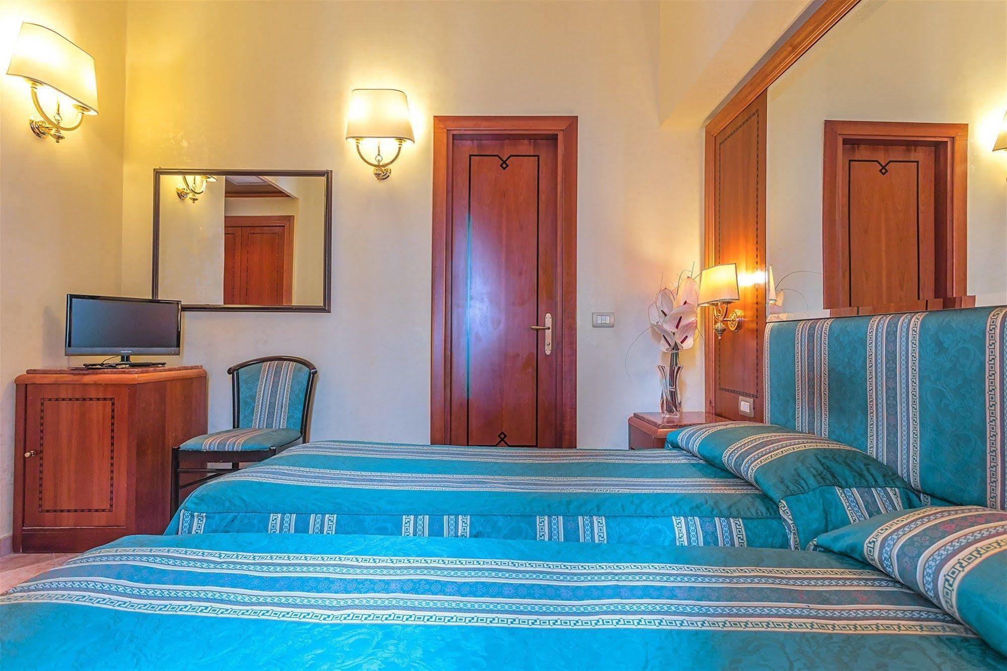 Raeli Hotel Lux Rom Exterior foto