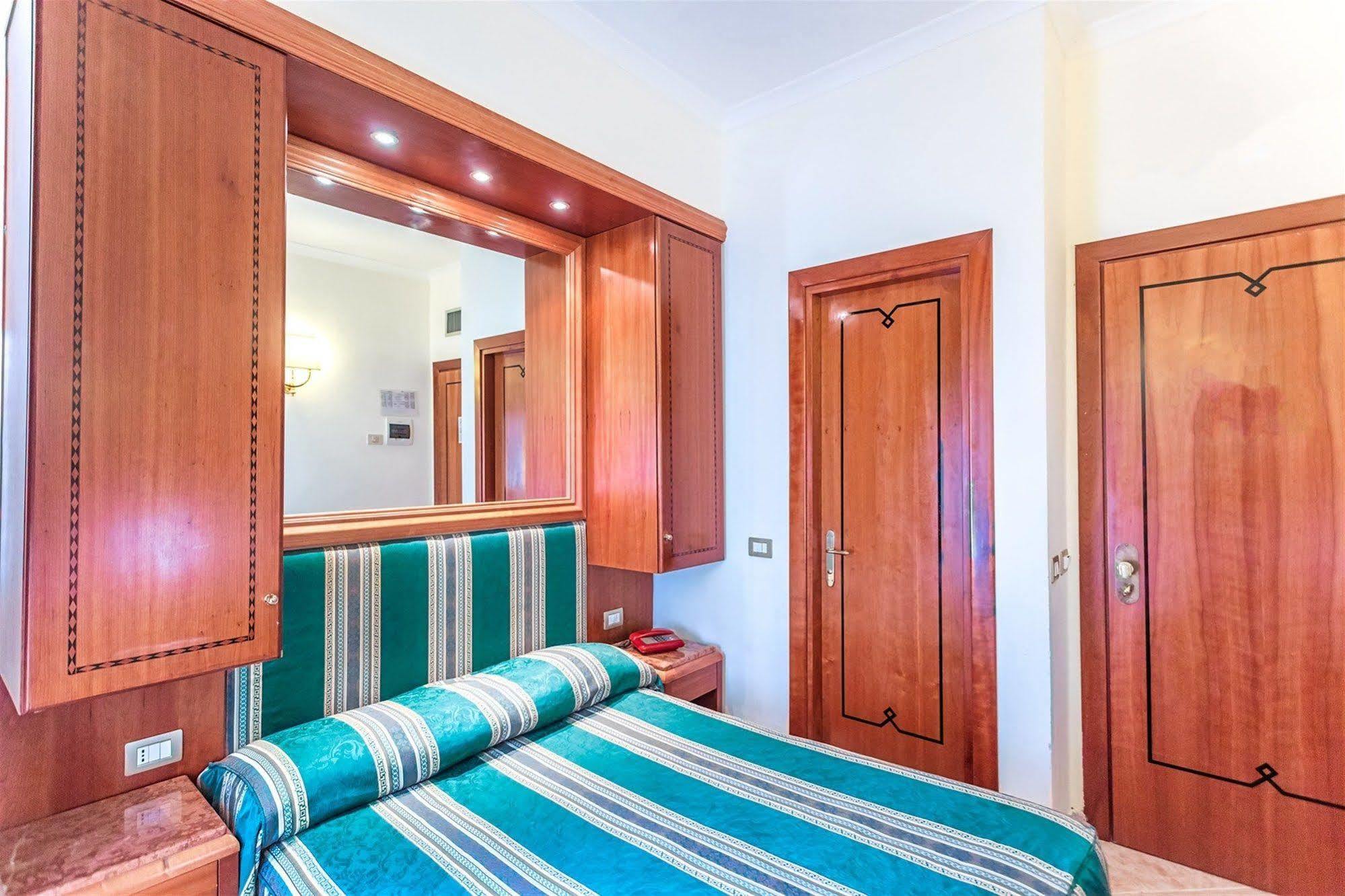Raeli Hotel Lux Rom Exterior foto